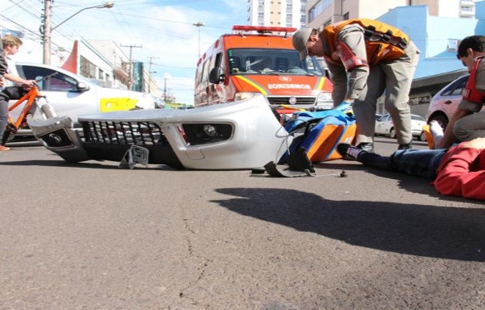 Ir para  <p>Um acidente de tr&acirc;nsito foi registrado por volta das 15h30 na Rua Pedro Alvares Cabral no Centro de Erechim. O fato envolveu uma motocicleta Honda/Fan 125 e um Renault Sandero e do acidente resultou ferido o motociclista, um...